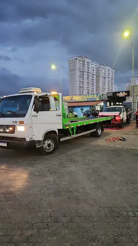 Caminhão plataforma da Jeremias Guinchos em atendimento urbano no Guará