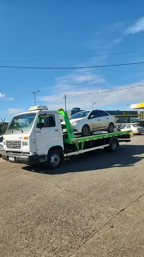 Caminhão plataforma da Jeremias Guinchos com veículo embarcado em atendimento no Riacho Fundo I